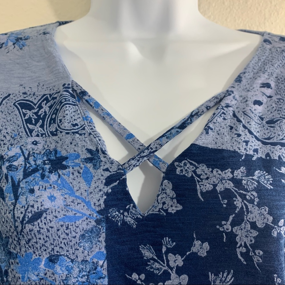5 for 20 Lucky Brand blue floral V-neck 3/4 sleeve tee - Picture 4 of 9